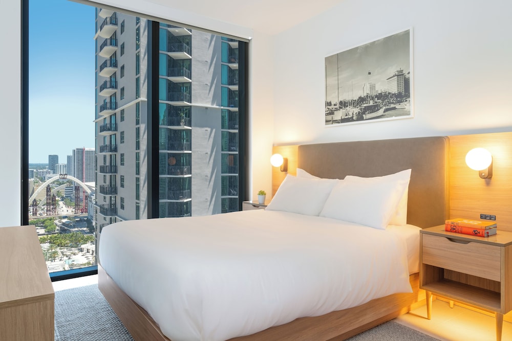 2 Bedrooms, Suite, King and Queen Bed, Partial Water View, Balcony
