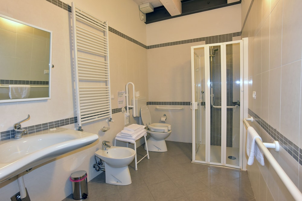 ROOM, DOUBLE OR TWIN BED, ACCESSIBLE