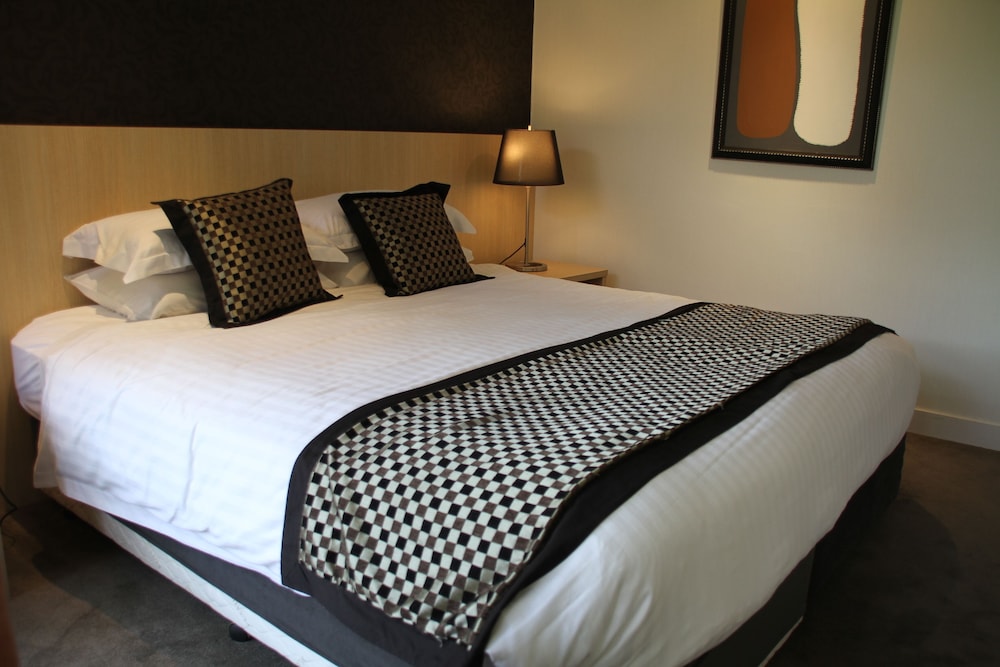 STUDIO, APARTMENT, MURPHY BED, QUEEN BED