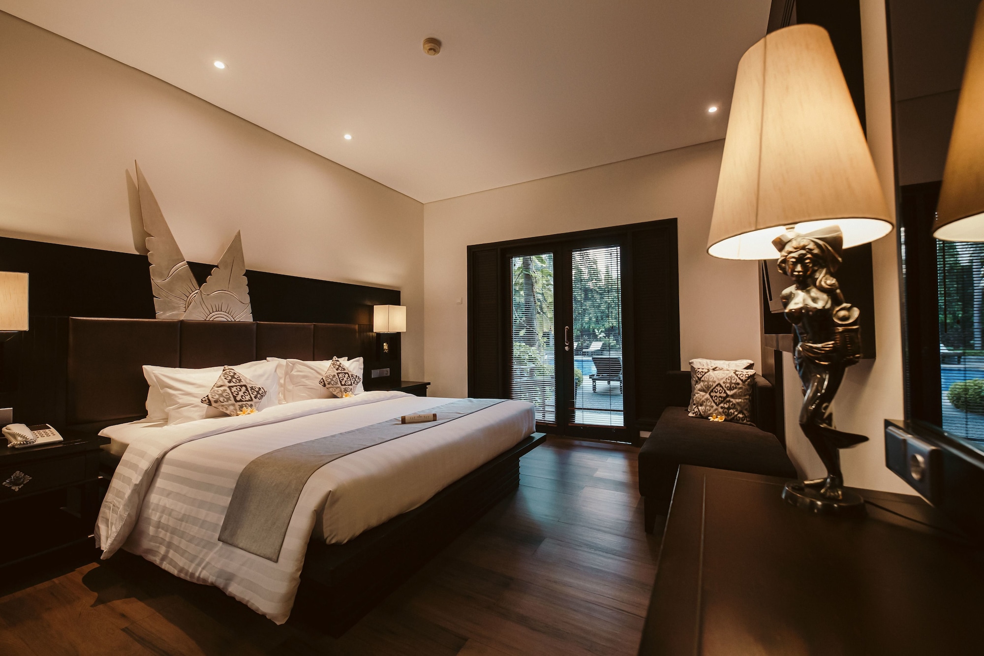 Deluxe, King Bed, Pool Access