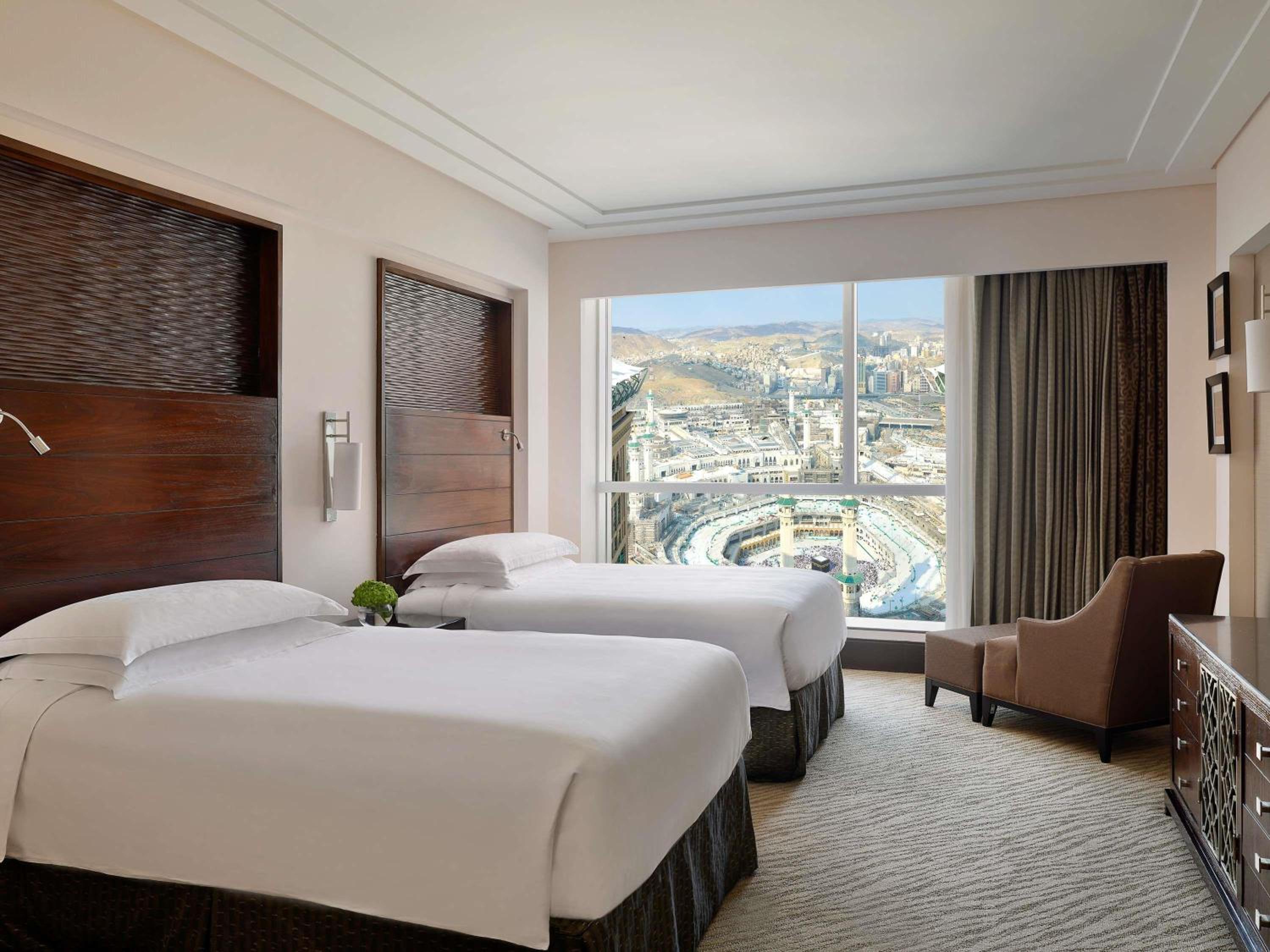 Fairmont Gold, Executive, Suite, Twin Beds, King Bed, City View, Sofa