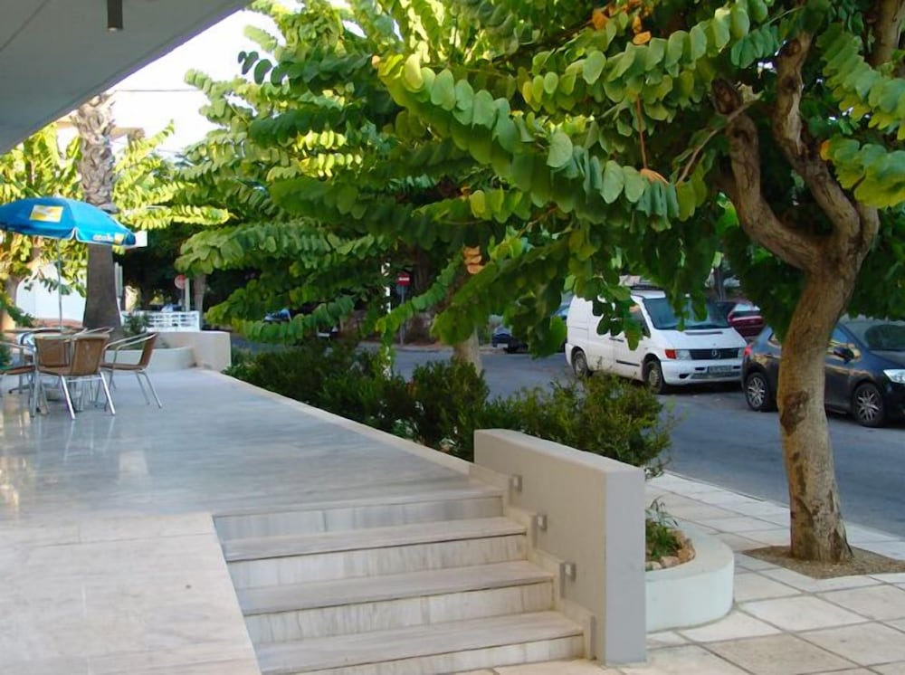 Dimitris Paritsa Hotel 40/44