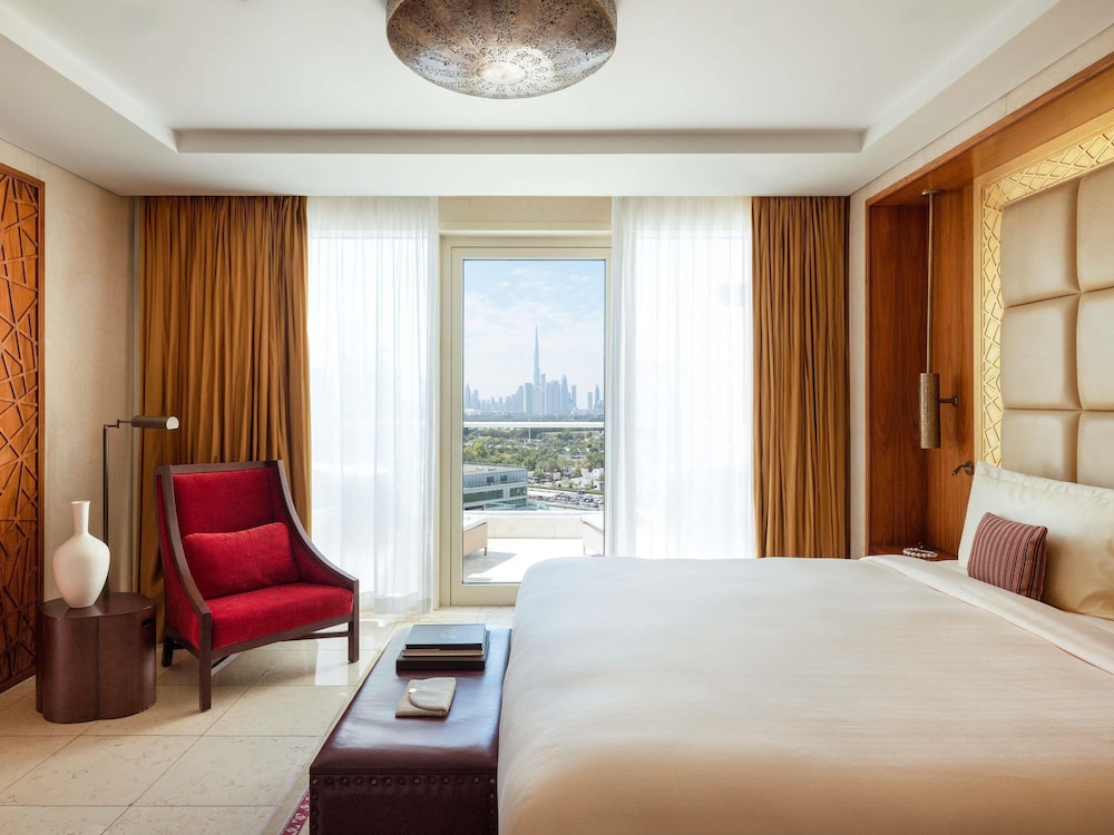 LANDMARK, SUITE, SKYLINE VIEW