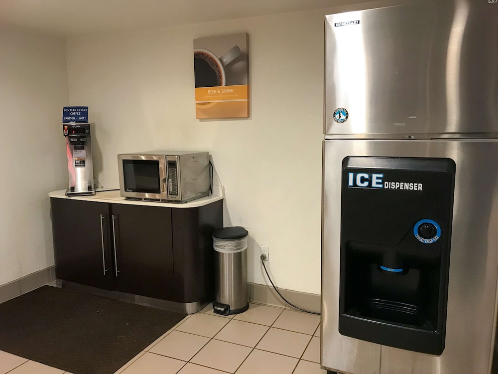 Motel6 Buttonwillow, CA - Central 7/50