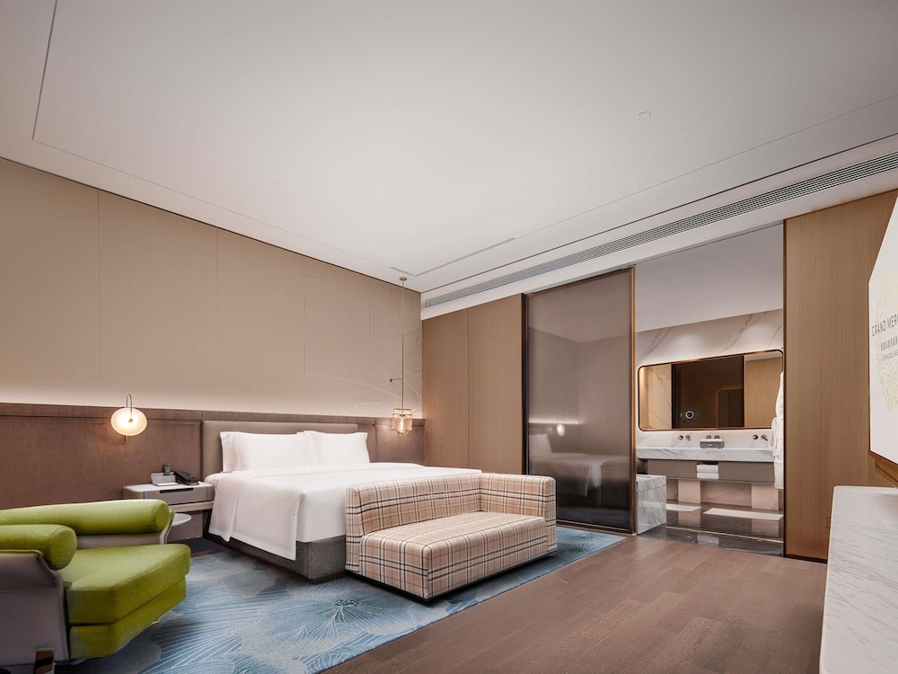 SUPERIOR, SUITE, KING BED