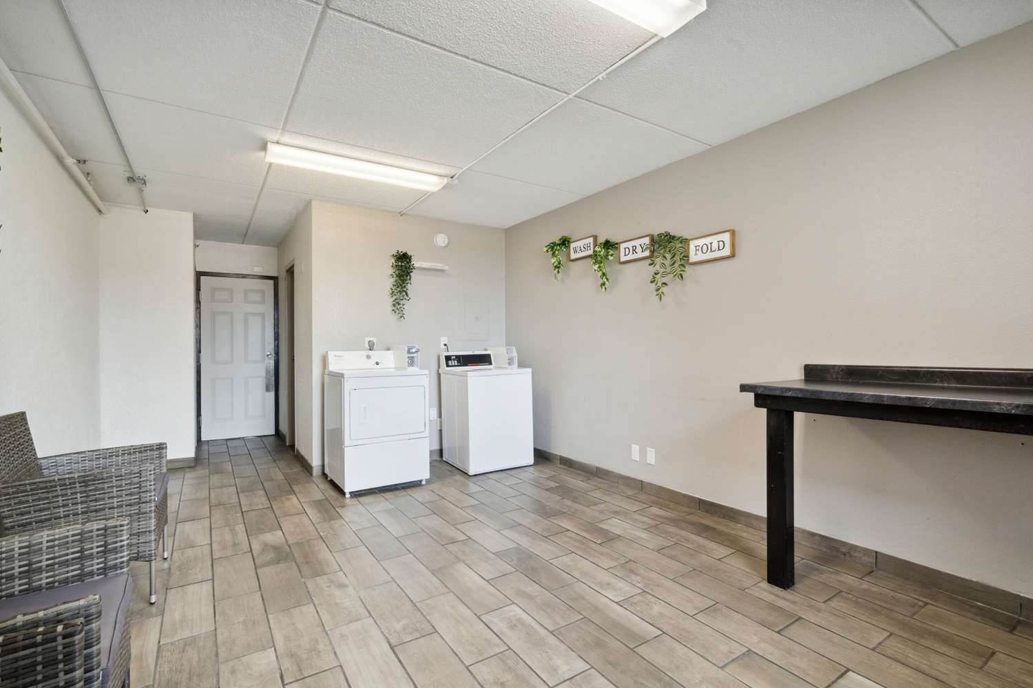 Econo Lodge Inn & Suites Waterloo Downtown 5/30