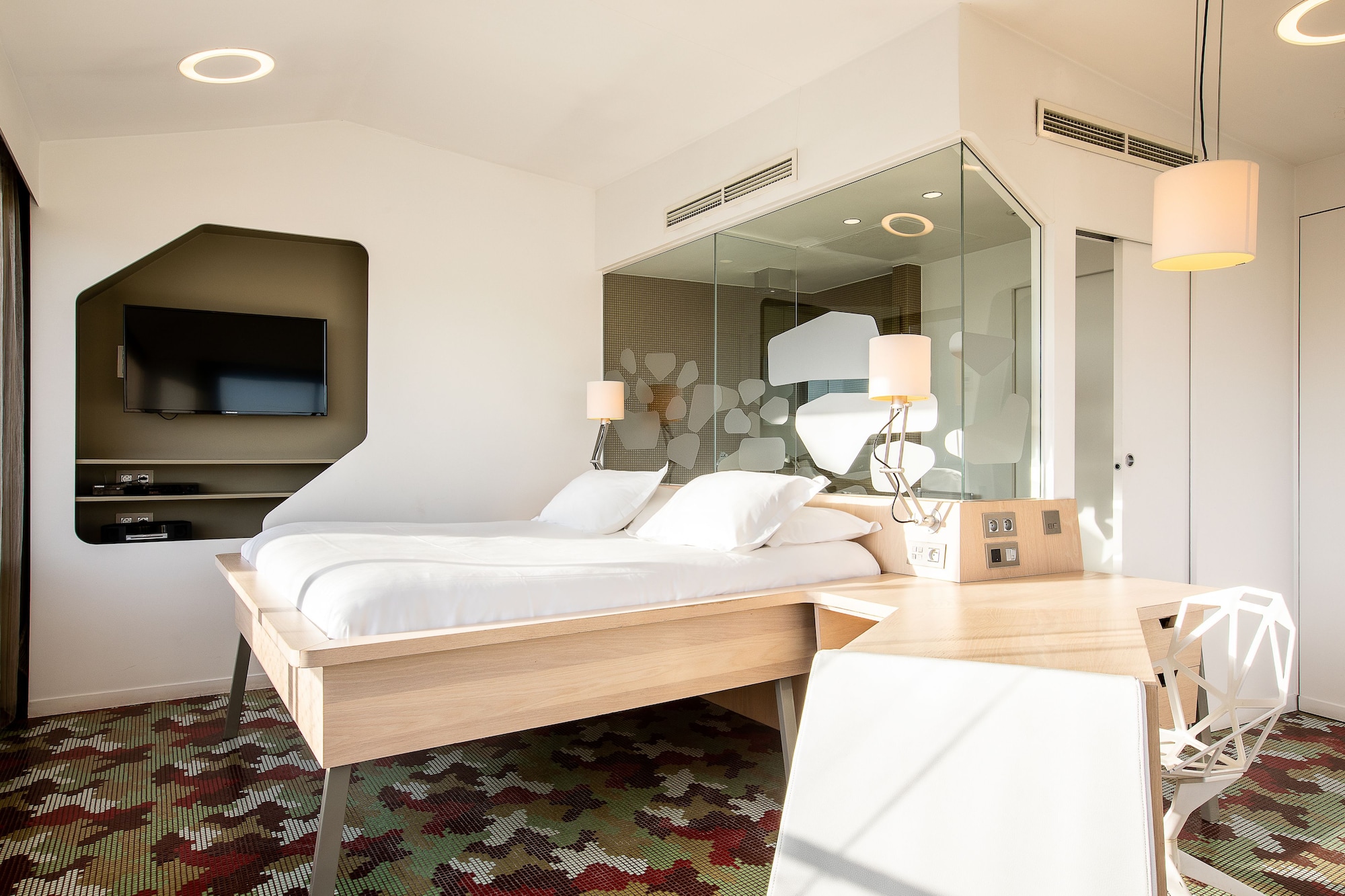 PENTHOUSE, KING BED