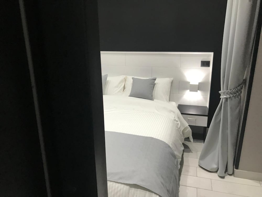 Parthenope Rooms 18/50