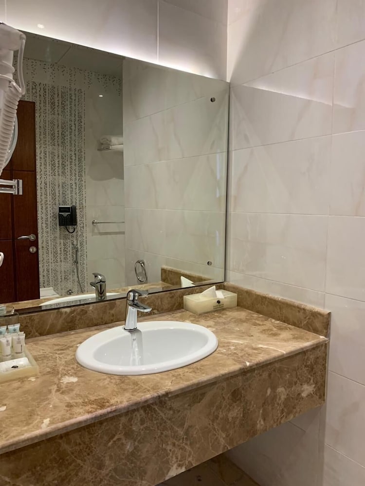 GOLDEN MARINA RESORT 47/50