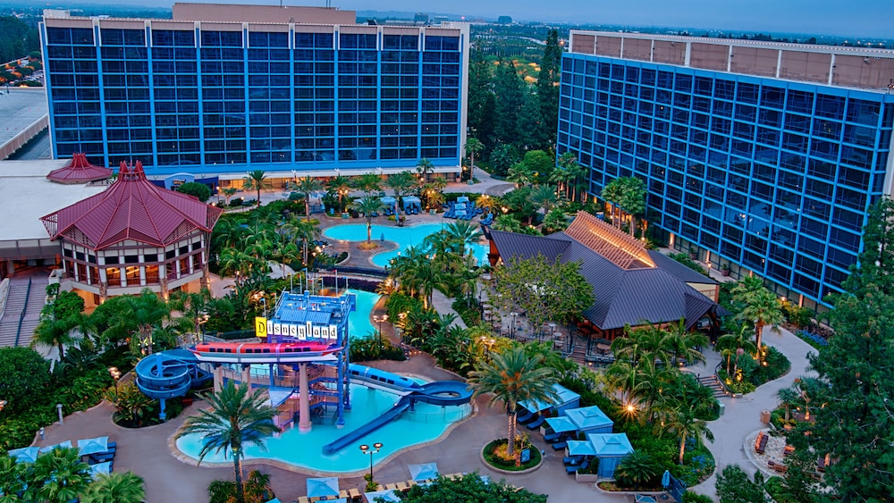 Disneyland Hotel 13/70