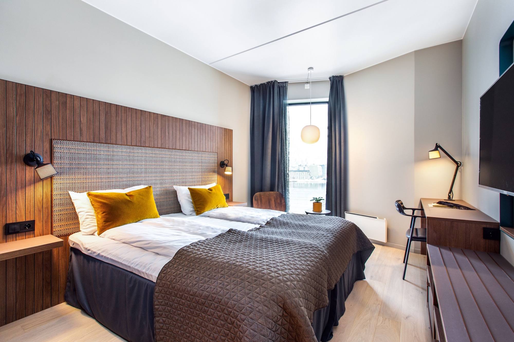 Standard, Queen Bed