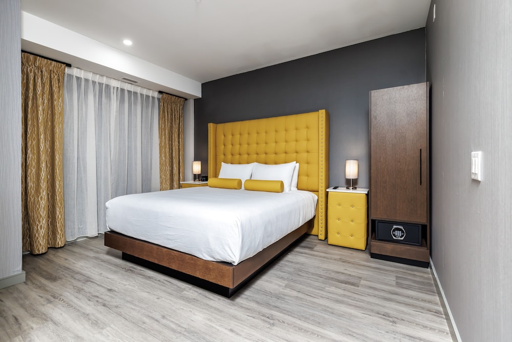 Suite, King Bed, Sofa, Accessible