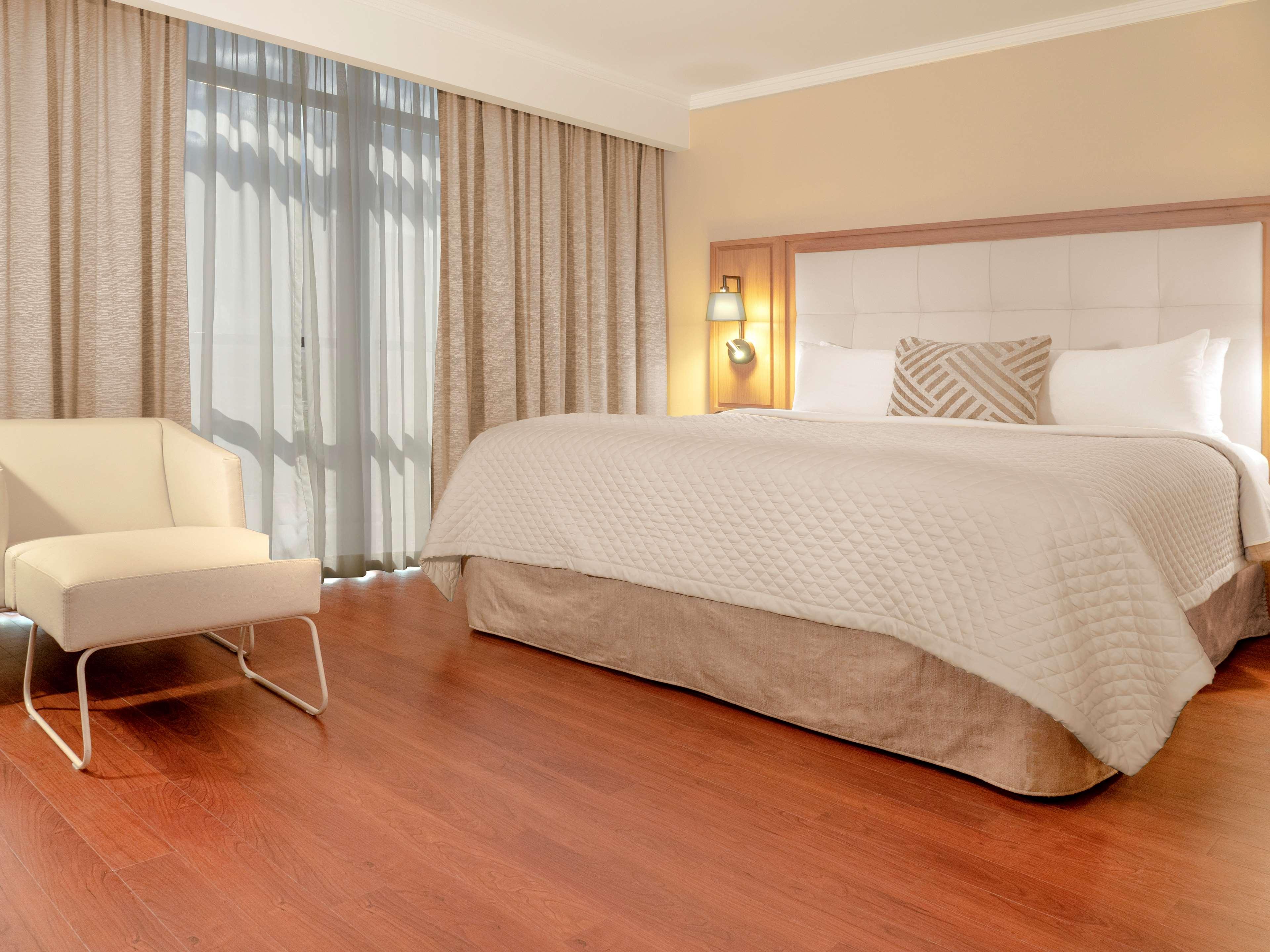 JUNIOR SUITE, KING BED, EXECUTIVE LEVEL