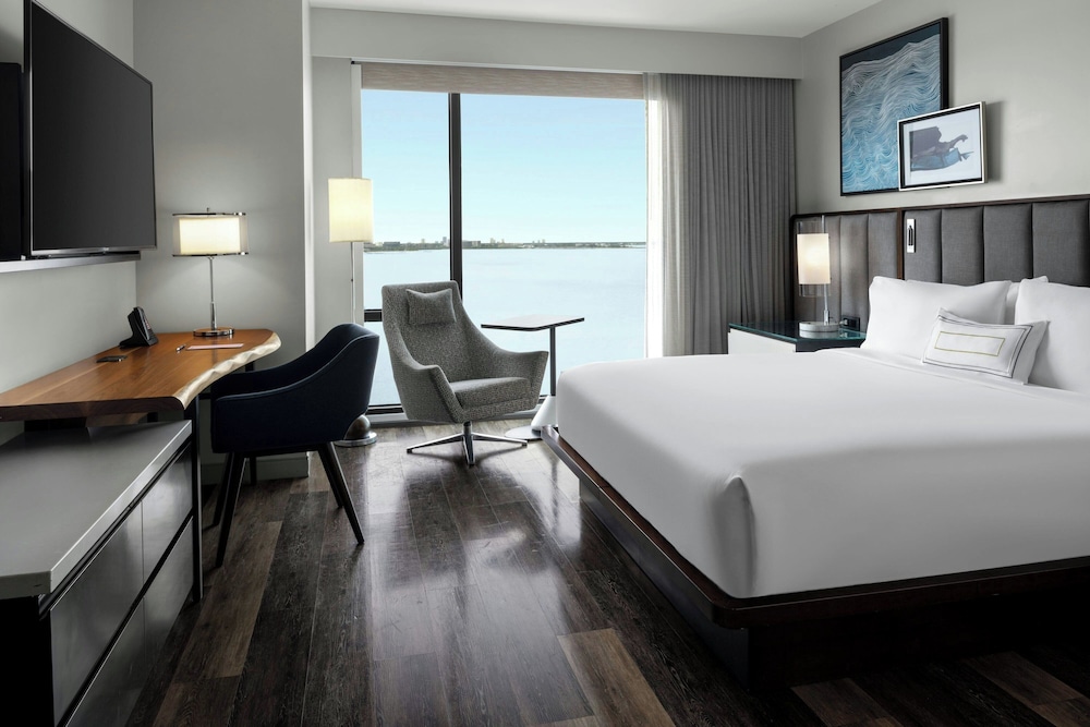 STANDARD, KING BED, BAY VIEW