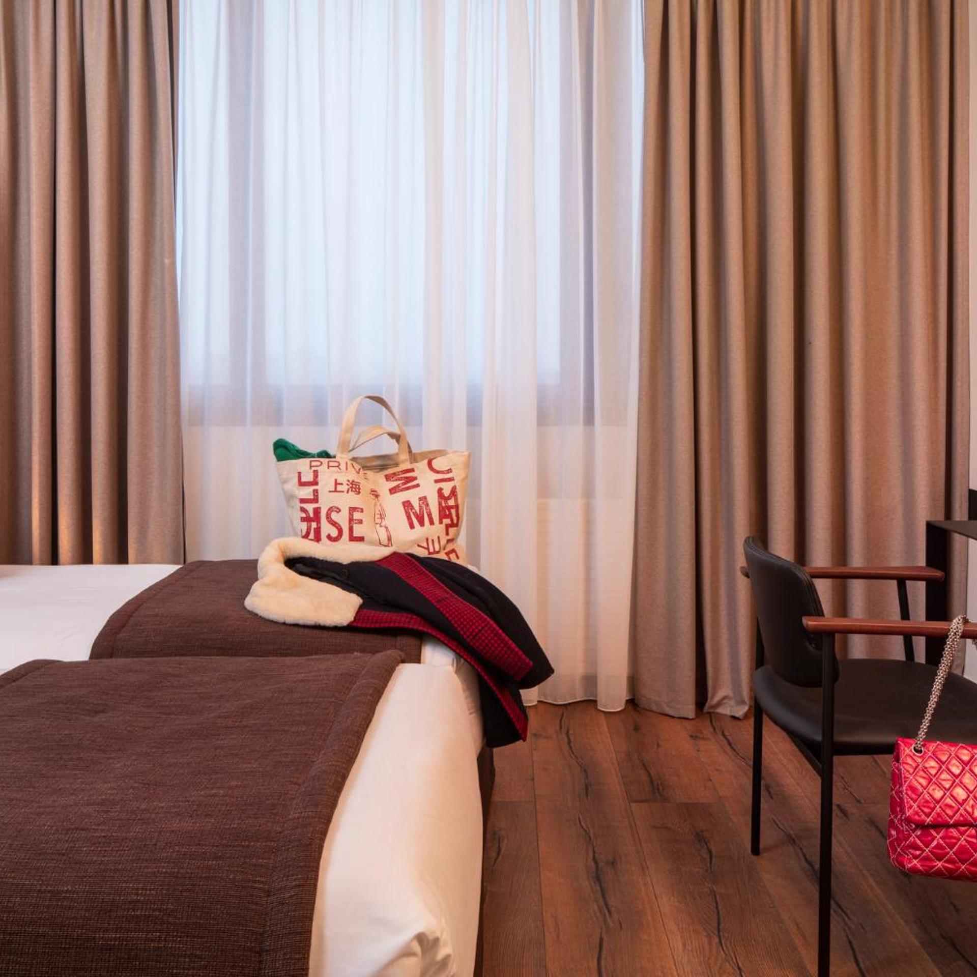 غرفة قياسية بسرير كينج، Hotel du Port 7/8