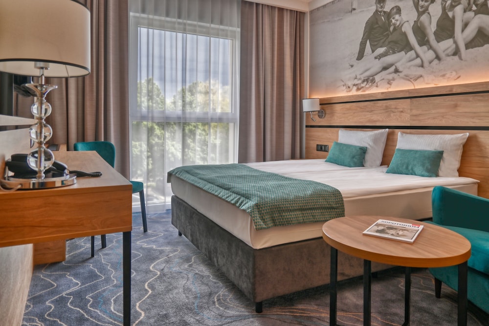 Basic, Queen Bed