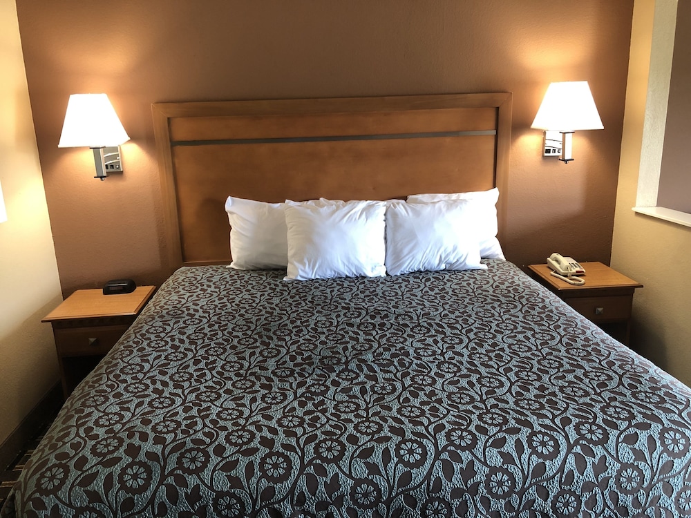 Days Inn By Wyndham Columbus 8/54