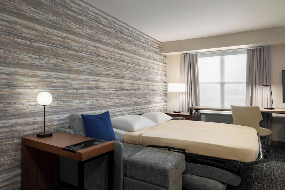 1 Bedroom, Suite, Queen Bed, Sofa 3/9