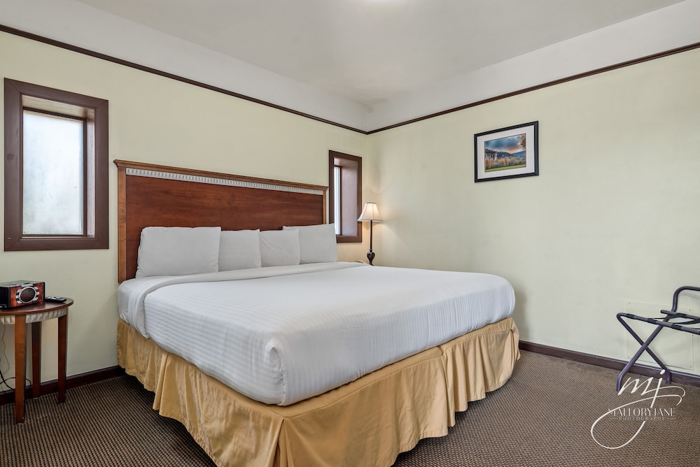 River, King Bed, Balcony