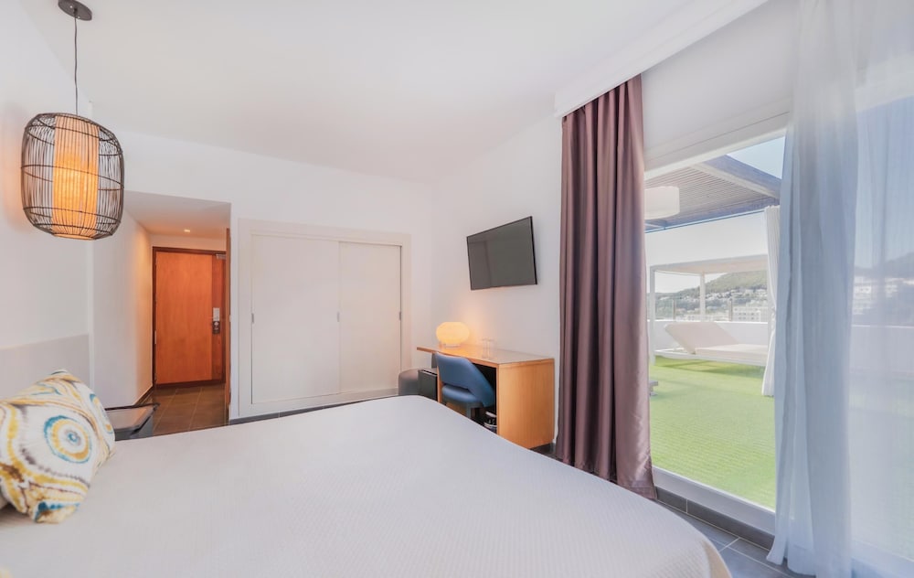 غرفة سوبيريور ديلوكس بانورامية بسرير مزدوج بإطلالة على البحر، Palladium Hotel Cala Llonga - Adults Only 3/8