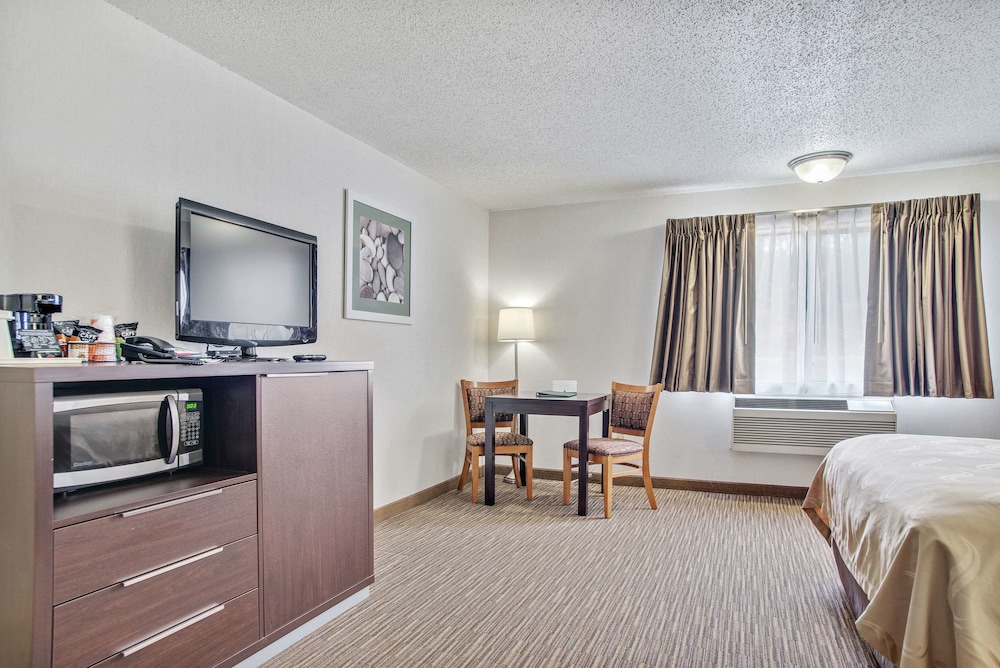 Everspring Inn Suites Hill City 26/61
