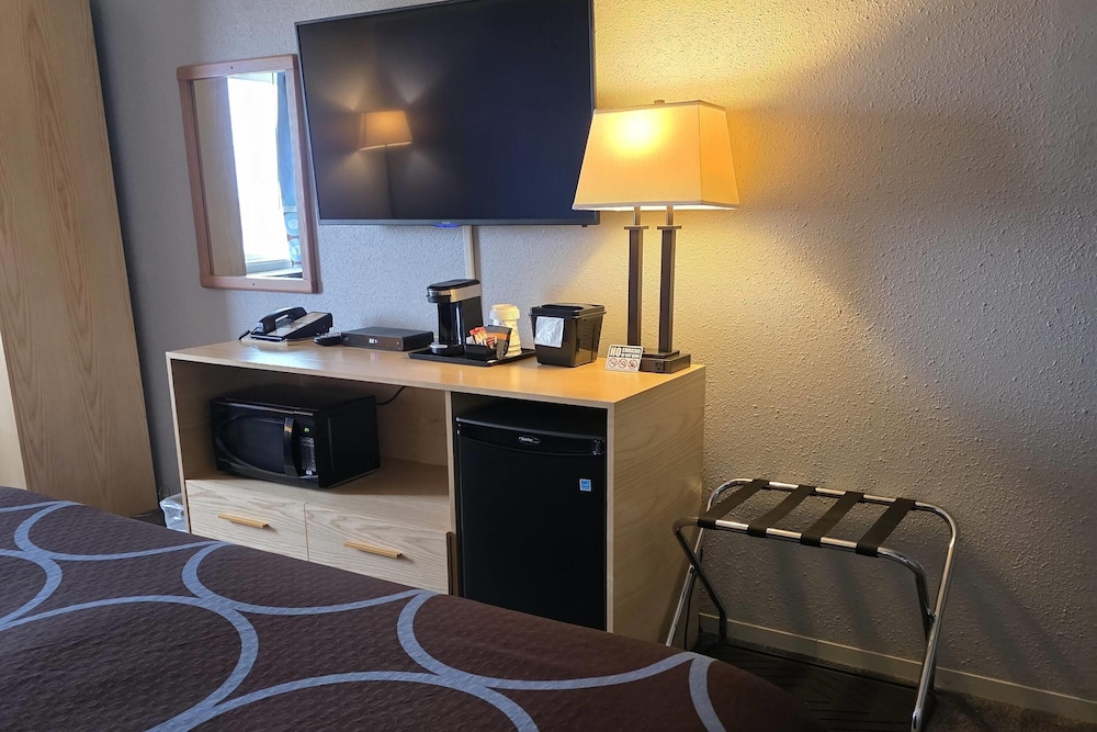 Super 8 by Wyndham Swift Current 15/46