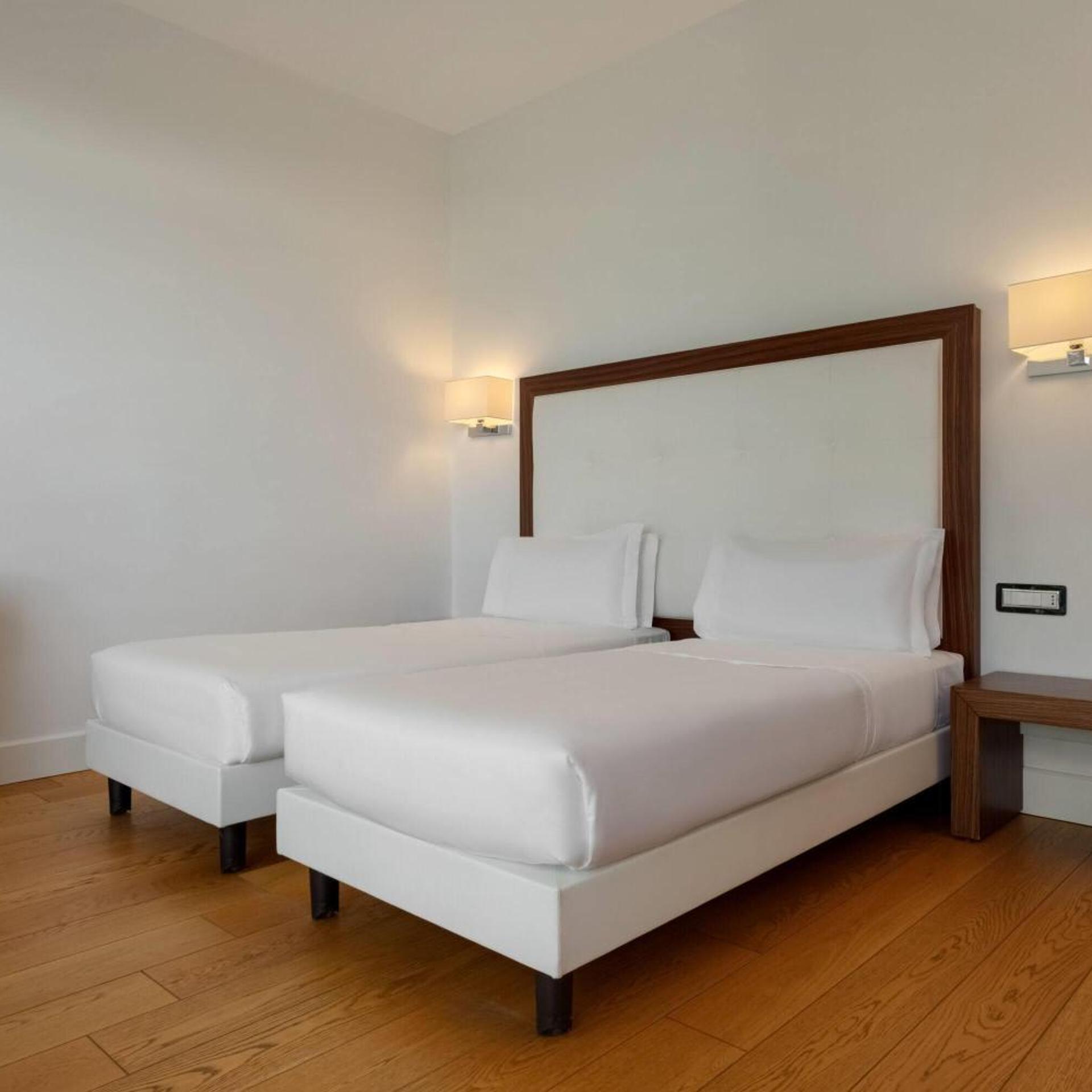 DELUXE, TWIN BEDS