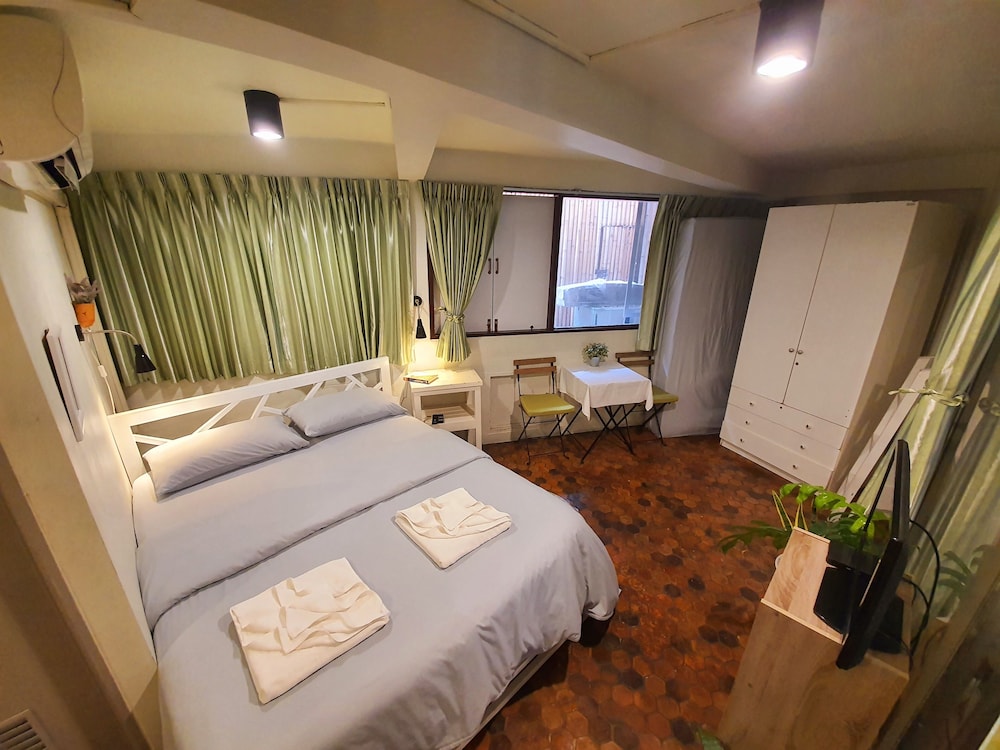 DELUXE, QUEEN BED, PRIVATE BATHROOM