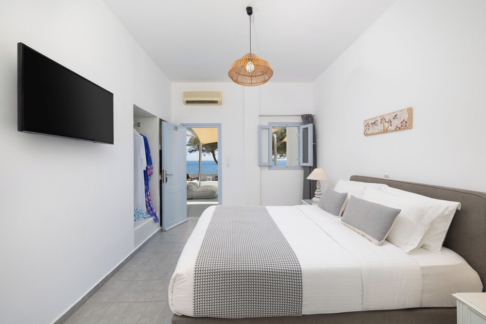 Akrotiri Hotel 16/50