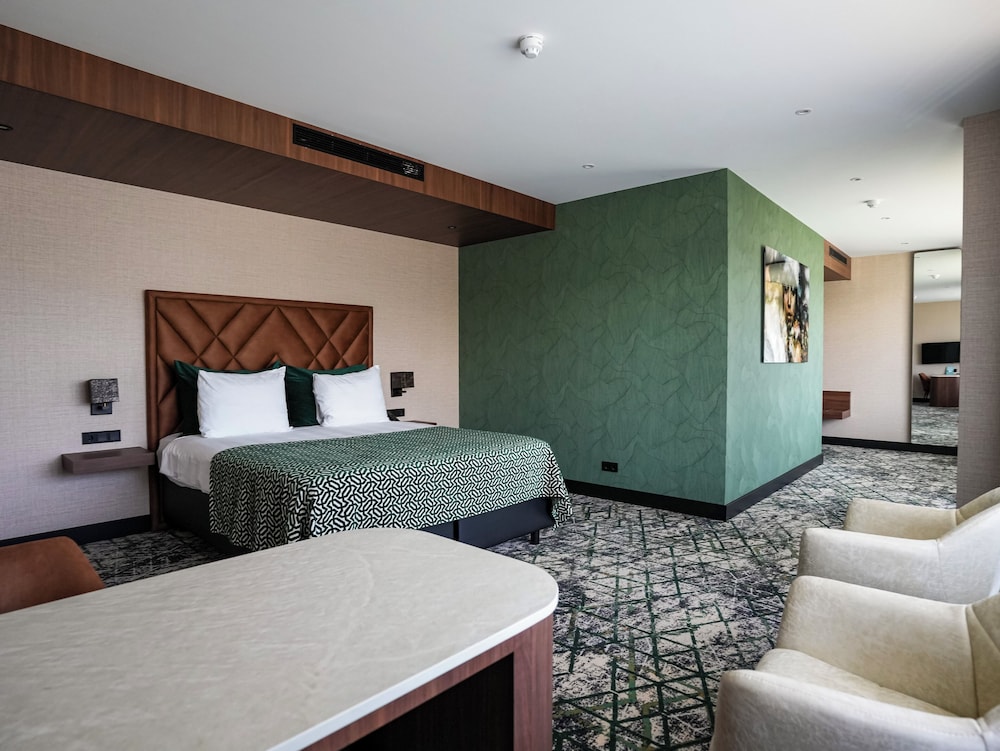 LUXURY, DOUBLE BED, JETTED TUB
