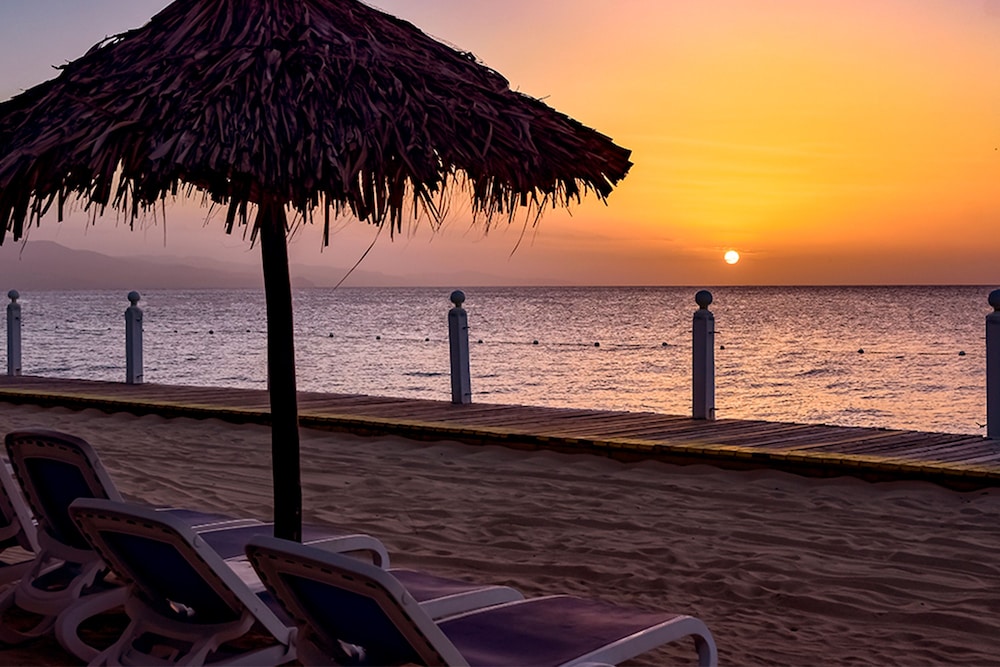 Muthu Crystal Cove Montego Bay 45/48