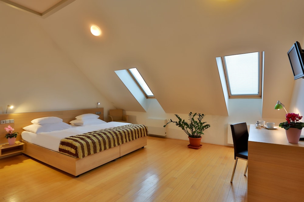 SUPERIOR, DOUBLE BED