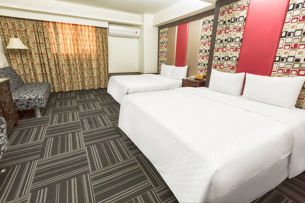 Han She Hotel 19/75
