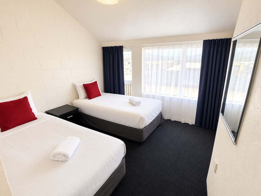 2 BEDROOMS, FAMILY SUITE, FAMILY, 1 DOUBLE AND 3 SINGLE BEDS, KITCHEN