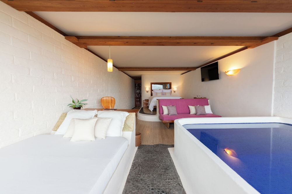 Junior, Queen Bed, Mountain View, Sofa
