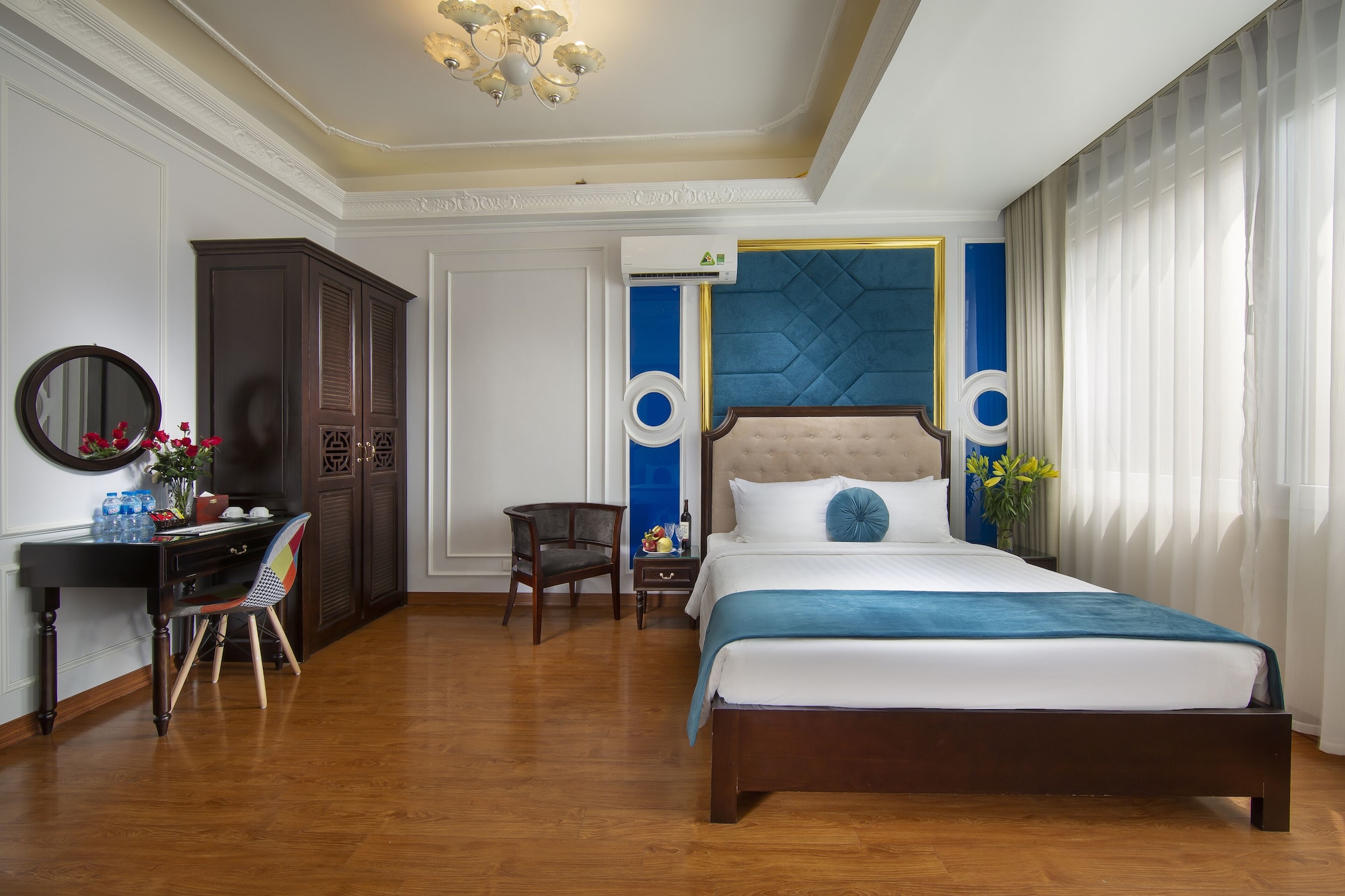 ROYAL, SUITE, 1 SINGLE AND 2 DOUBLE BEDS, CITY VIEW