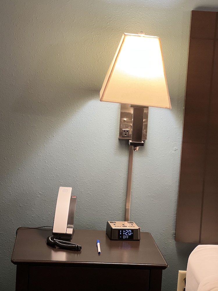 Reston Inn & Suites 16/50