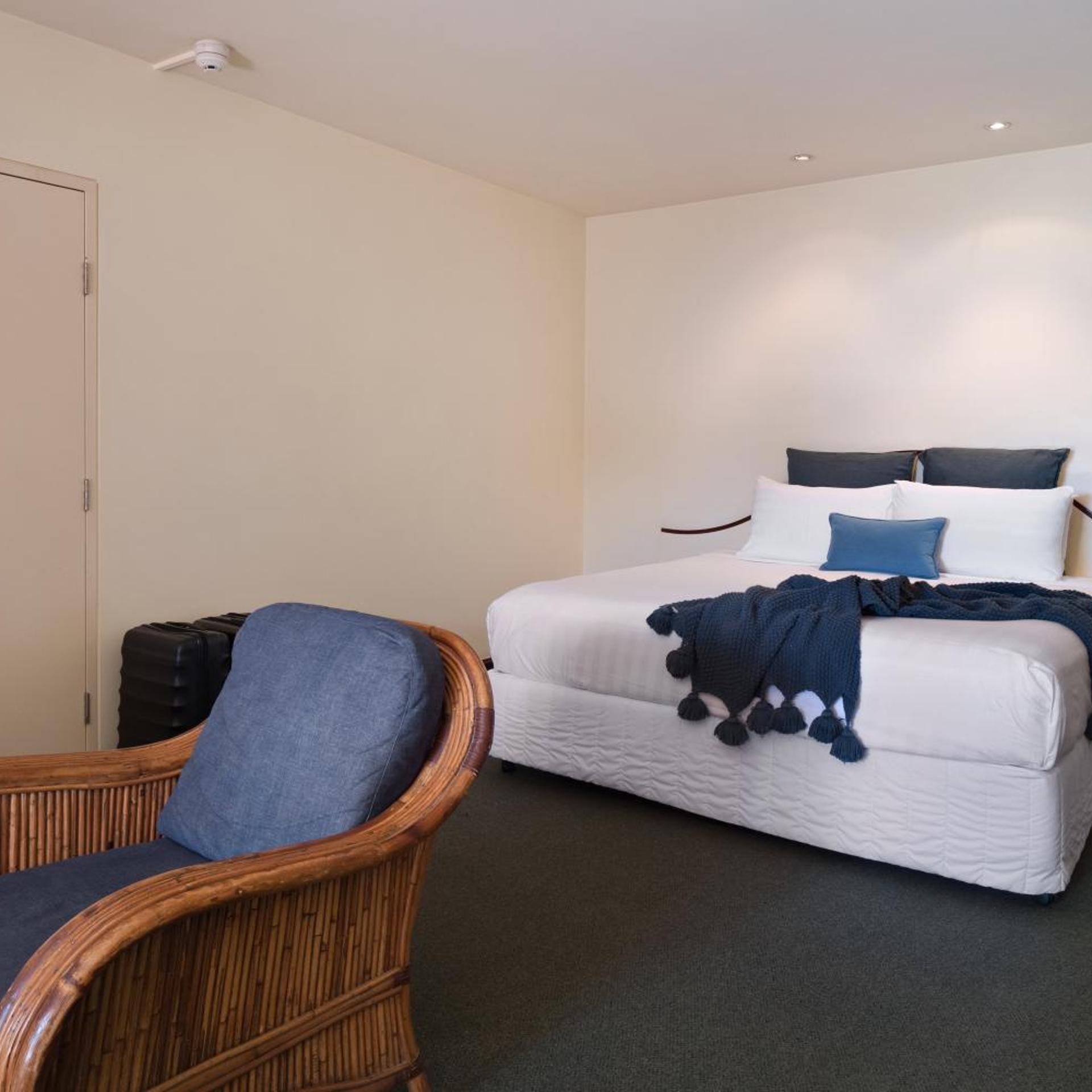 Classic, Suite, King Bed, Pool Side
