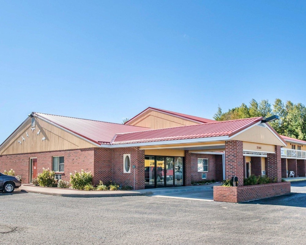 Econo Lodge Cadillac, MI 5/40