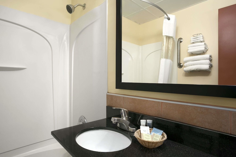 Travelodge by Wyndham Cleveland Lakewood 9/28