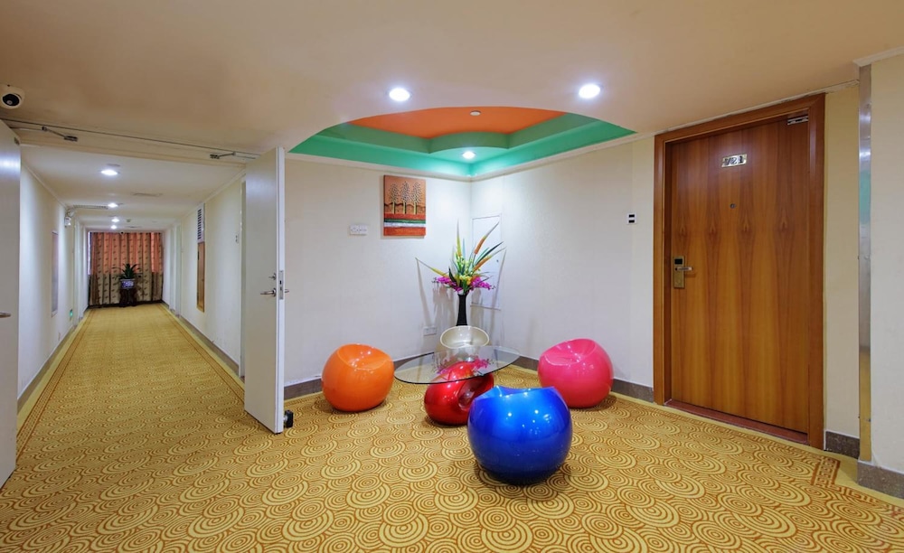 LN White House Hotel 40/48