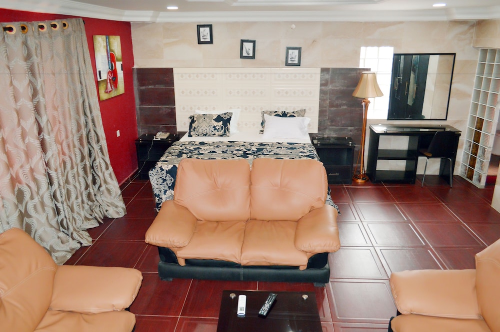Inglesias Suites 4/25