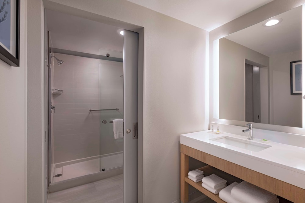 Hyatt Place Austin / Lake Travis / Four Points 54/55
