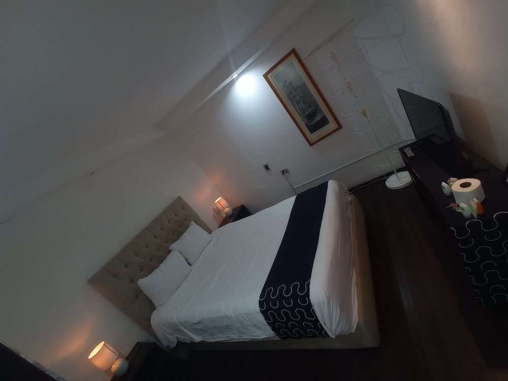 ECONOMY, DOUBLE BED, SHARED BATHROOM
