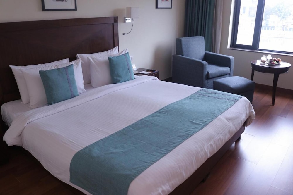 Le Lac Sarovar Portico 8/56