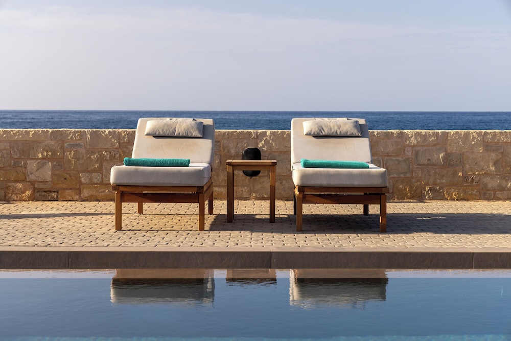 Castelo Boutique Suites by the sea 70/76