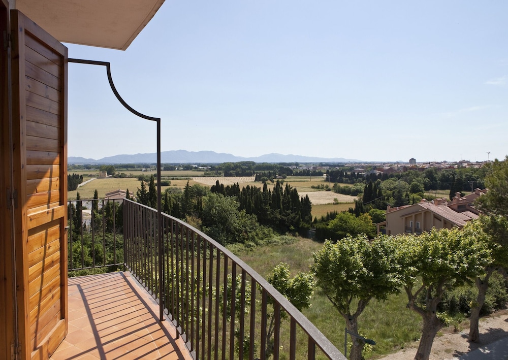 Emporda Hotel 63/66