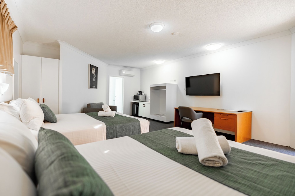 Upper, 2 Queen Beds