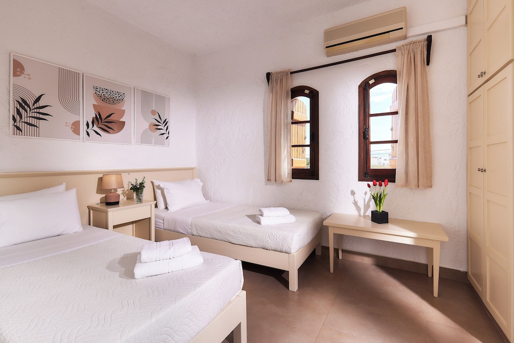 STUDIO, TRIPLE, TWIN BEDS