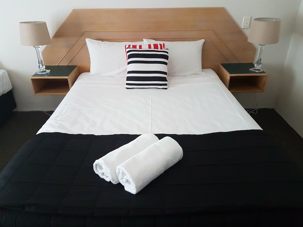 Outrigger Resort 34/76
